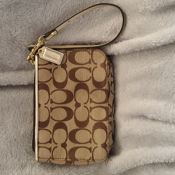 Coach Wristlet - Picture 4 of 9